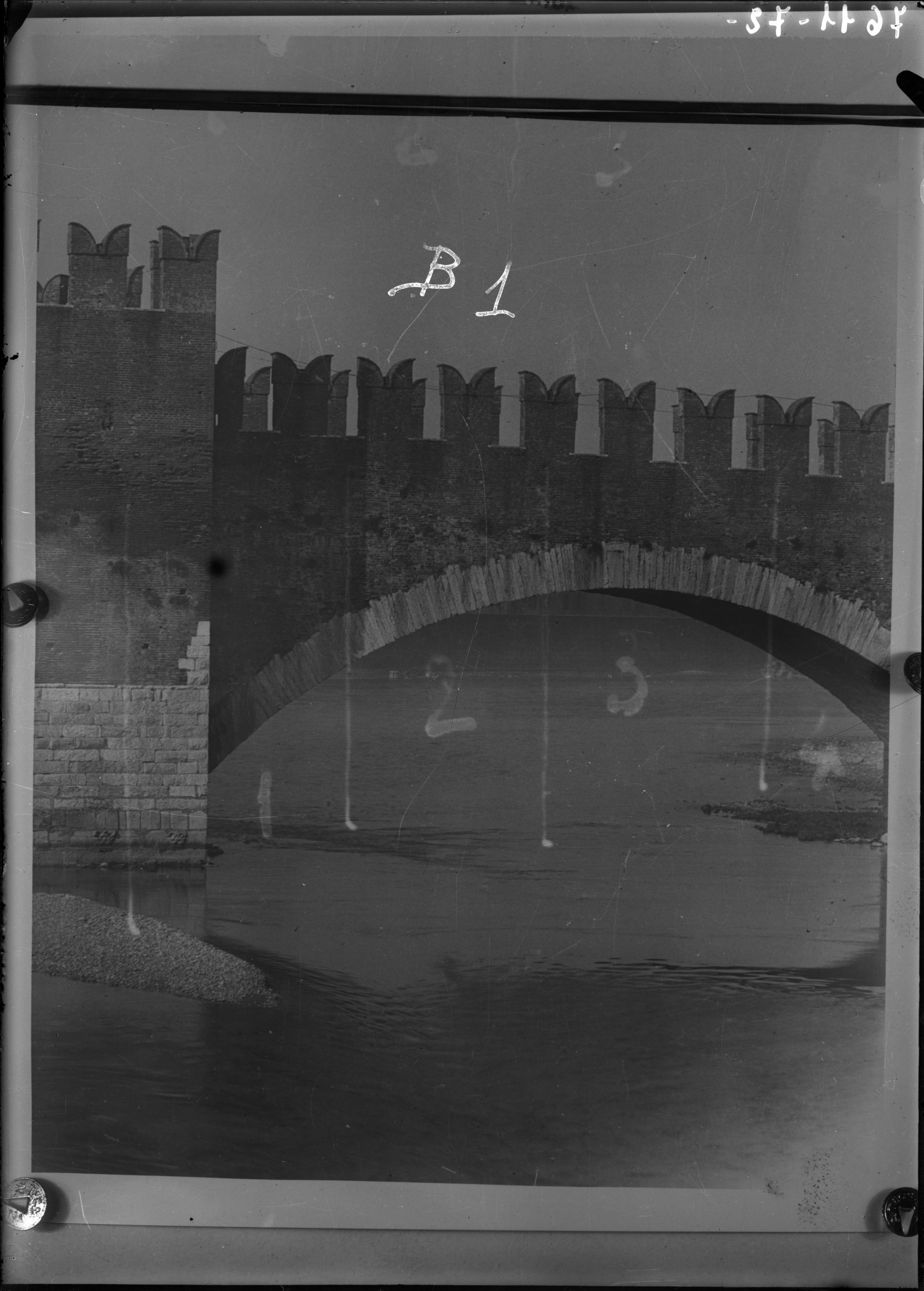 Ponte - Castelvecchio <Verona> (negativo) di SOPRINTENDENZA AI MONUMENTI PROV. VR MN CR (attribuito) (metà XX)