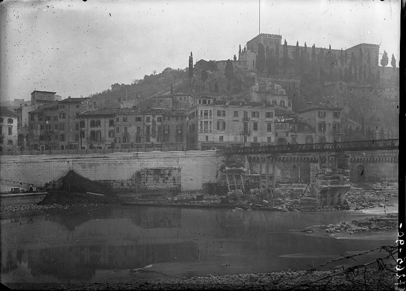 Danni di guerra - II Guerra Mondiale - Ponti - Ponte Pietra < Verona > (negativo) di SOPRINTENDENZA AI MONUMENTI PROV. VR MN CR (attribuito) (metà XX)