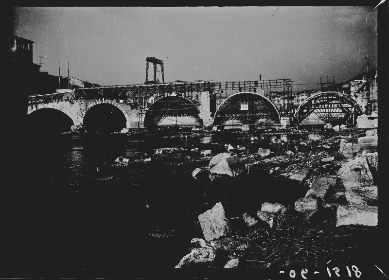 Danni di guerra - II Guerra Mondiale - Ponti - Ponte Pietra < Verona > (negativo) di SOPRINTENDENZA AI MONUMENTI PROV. VR MN CR (attribuito) (metà XX)