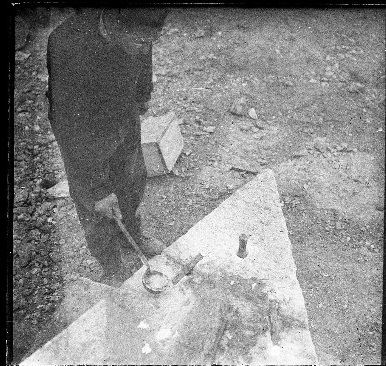 Danni di guerra - II Guerra Mondiale - Ponti - Ponte Pietra < Verona > (negativo, elemento-parte componente, elemento / sinistra) di SOPRINTENDENZA AI MONUMENTI PROV. VR MN CR (attribuito) (metà XX)