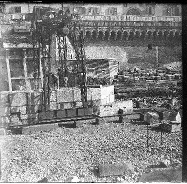 Danni di guerra - II Guerra Mondiale - Ponti - Ponte Pietra < Verona > (negativo, elemento-parte componente, elemento / sinistra) di SOPRINTENDENZA AI MONUMENTI PROV. VR MN CR (attribuito) (metà XX)