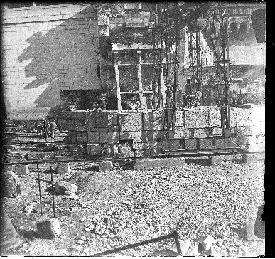 Danni di guerra - II Guerra Mondiale - Ponti - Ponte Pietra < Verona > (negativo, elemento-parte componente, elemento / destra) di SOPRINTENDENZA AI MONUMENTI PROV. VR MN CR (attribuito) (metà XX)