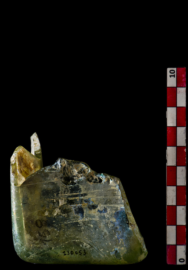 bottiglia/ corpo a sezione quadrata, Isings 50 di Officina con bollo raffigurante un'anfora (officina) - ambito romano, medio imperiale (metà/ fine I-III)