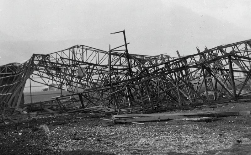 Aviano - campo aviazione - hangar - distruzione - macerie - 1917 (positivo) di Marzocchi, Luigi (primo quarto XX)