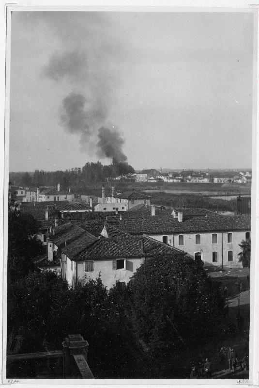 Latisana - incendio - depositi militari - 1917 (positivo) di Marzocchi, Luigi (primo quarto XX)
