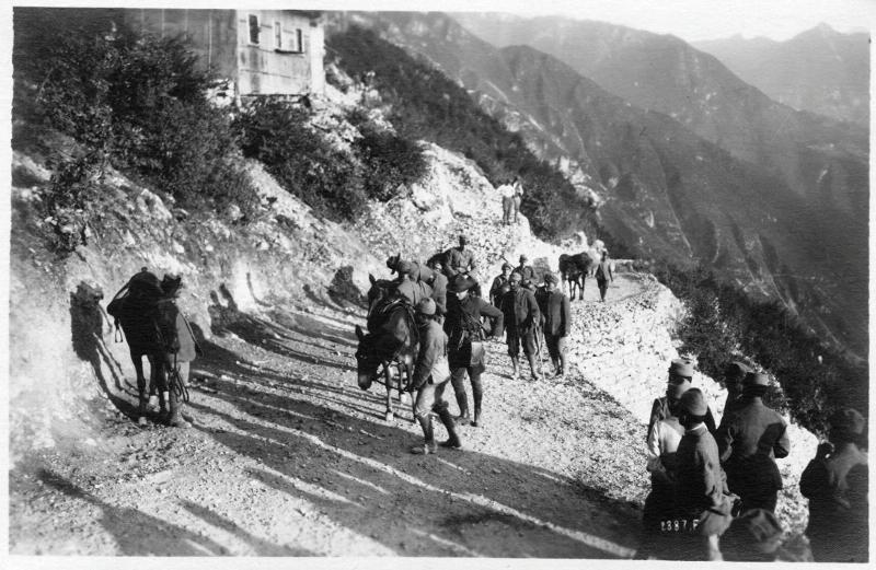 Val Lagarina - Malga Zugna - Strade - Soldati - Asini - 1918 (positivo) di Marzocchi, Luigi (primo quarto XX)