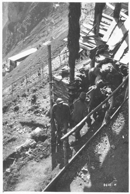 Massiccio del Grappa - Monte Medata - Baraccamenti - 1918 (positivo) di Marzocchi, Luigi (primo quarto XX)