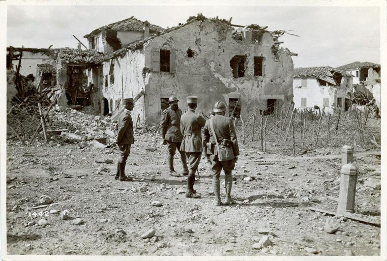 Veneto - Nervesa - conte di Torino - macerie - rovine - edifici - reticolati - 1918 (positivo) di Marzocchi, Luigi (primo quarto XX)