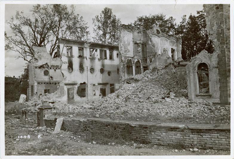 Veneto - Nervesa - Villa Berti - monumenti nazionali - edifici - macerie - rovine - affreschi - 1918 (positivo) di Marzocchi, Luigi (primo quarto XX)