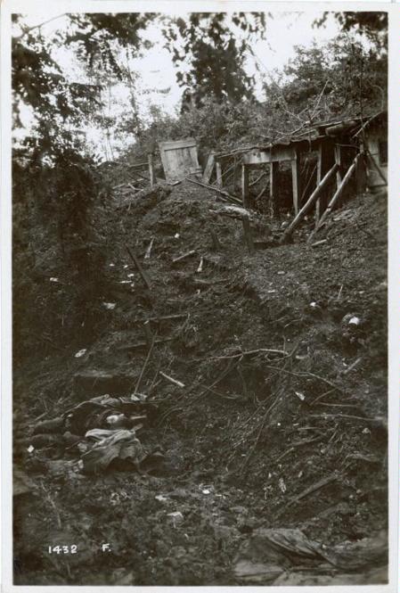 Veneto - Montello - caduti - cadaveri - morte - rifugi - ripari - boschi - alberi - bombe a mano - 1918 (positivo) di Marzocchi, Luigi (primo quarto XX)