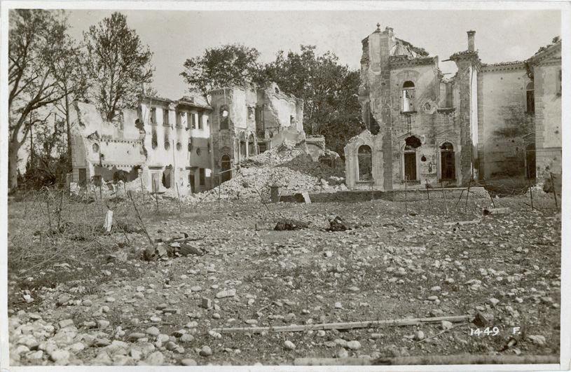 Veneto - Nervesa - Villa Berti - rovine - macerie - monumenti nazionali - reticolati - affreschi - caduti - cadaveri - morte - 1918 (positivo) di Marzocchi, Luigi (primo quarto XX)