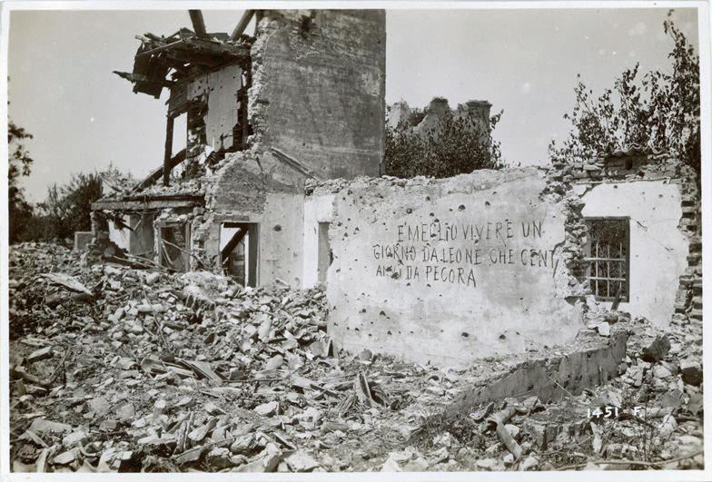 Veneto - Sant'Andrea di Barbarana - iscrizioni - propaganda - patriottismo - rovine - macerie - edifici - fori di proiettili - 1918 (positivo) di Marzocchi, Luigi (primo quarto XX)