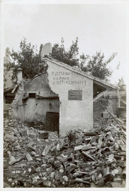 Veneto - Sant'Andrea di Barbarana - iscrizioni - propaganda - patriottismo - rovine - macerie - edifici - artiglieria - 1918 (positivo) di Marzocchi, Luigi (primo quarto XX)