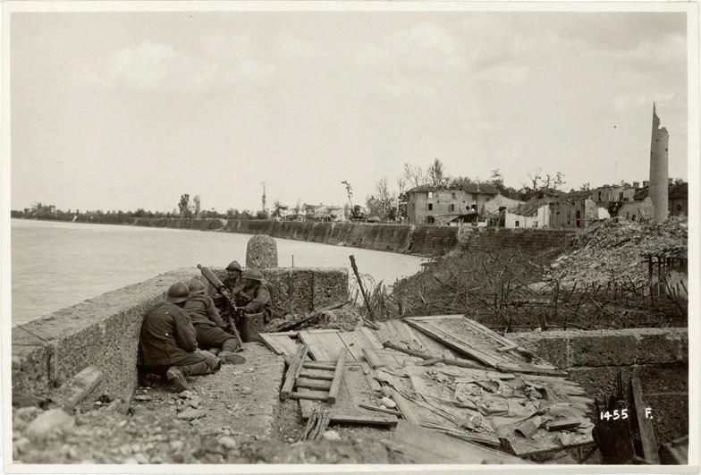 Veneto - Nervesa - Piave - fiumi - argini - armi da fuoco - mitragliatrici - rovine - macerie - edifici - reticolati - 1918 (positivo) di Marzocchi, Luigi (primo quarto XX)