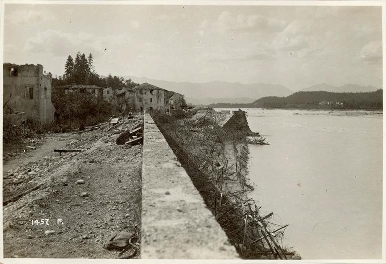 Veneto - Nervesa - Piave - fiumi - argini - reticolati - rovine - macerie - postazioni - ripari - rifugi - 1918 (positivo) di Marzocchi, Luigi (primo quarto XX)