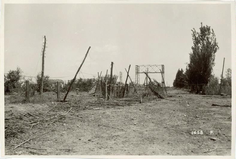 Veneto - Nervesa - strade - Ponte di Piave - macerie - pali - cavi - reticolati - 1918 (positivo) di Marzocchi, Luigi (primo quarto XX)