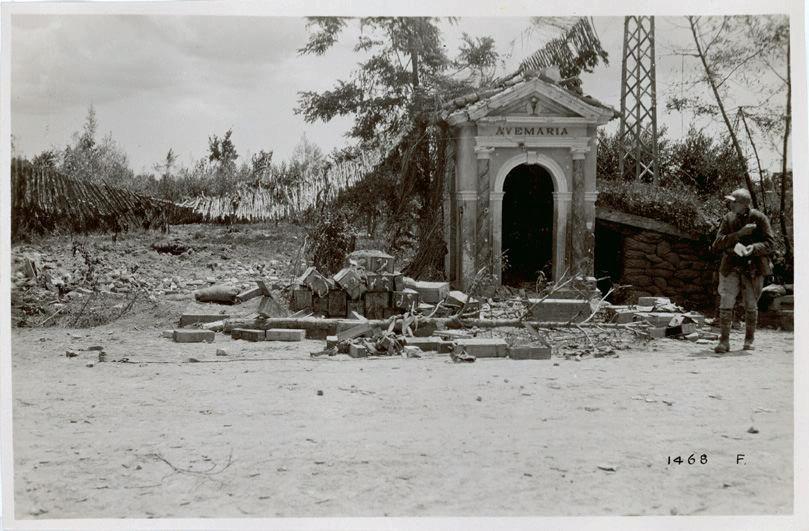Veneto - Fossalta - capitelli - munizioni - casse - rifugi - ripari - mascheramenti - 1918 (positivo) di Marzocchi, Luigi (primo quarto XX)