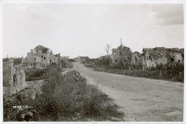 Veneto - Basso Piave - Musile - rovine - macerie - edifici - reticolati - 1918 (positivo) di Marzocchi, Luigi (primo quarto XX)