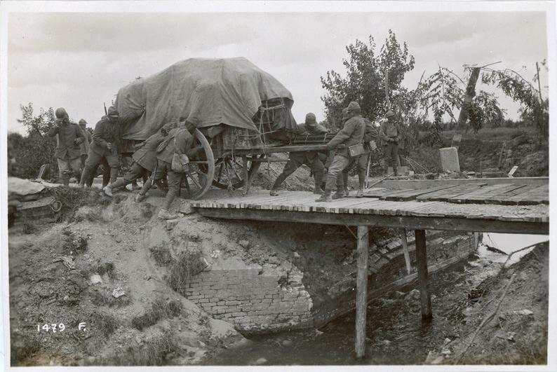Veneto - Fossalta di Piave - ponti - canali - legno - carri - macerie - rovine - 1918 (positivo) di Marzocchi, Luigi (primo quarto XX)