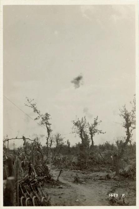 Veneto - Basso Piave - Musile - artiglierie - esplosioni - biciclette - 1918 (positivo) di Marzocchi, Luigi (primo quarto XX)