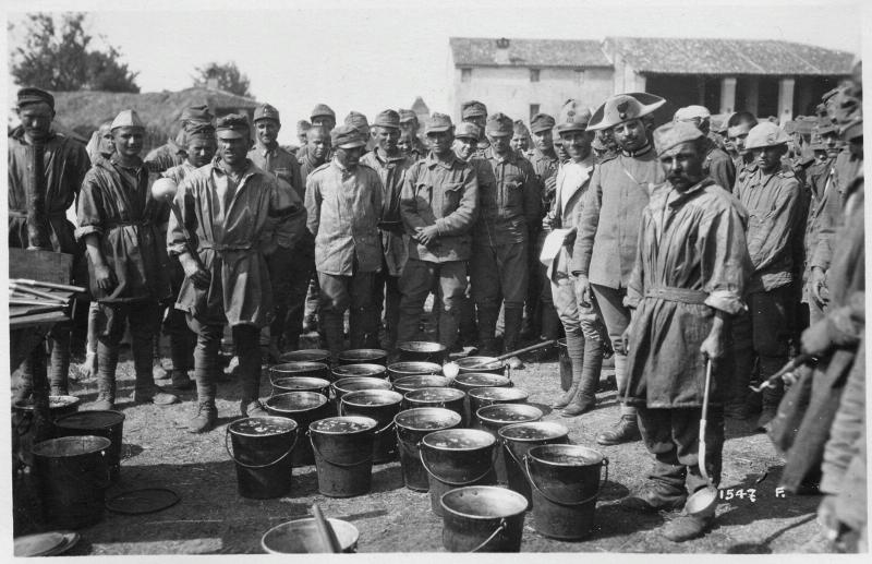 Emilia-Romagna - Ferrara - campi di prigionia - prigionieri - rancio - cibo - carabinieri - 1918 (positivo) di Marzocchi, Luigi (primo quarto XX)