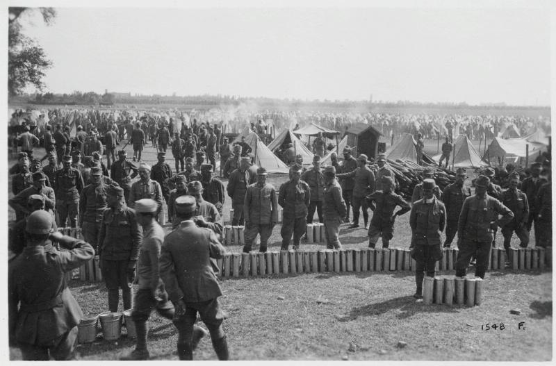 Emilia-Romagna - Ferrara - campi di prigionia - prigionieri - austriaci - nemici - tende - rancio - 1918 (positivo) di Marzocchi, Luigi (primo quarto XX)