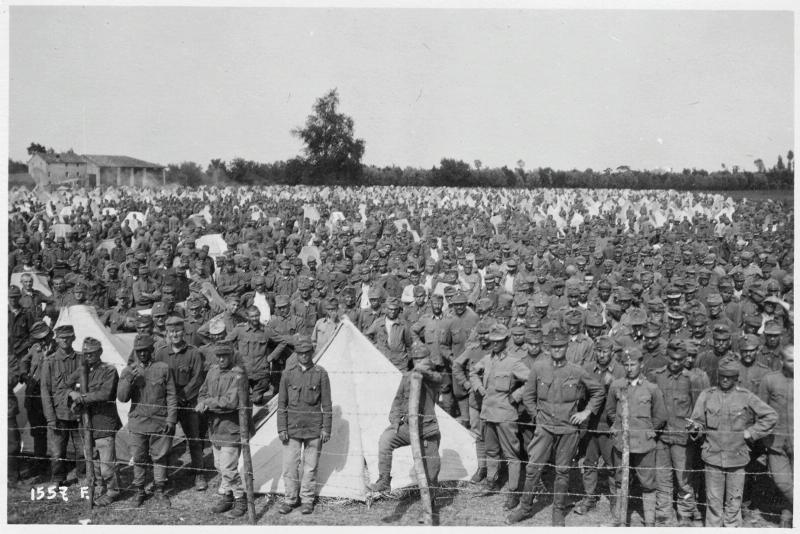 Emilia-Romagna - Ferrara - campi di prigionia - prigionieri - austriaci - nemici - tende - reticolati - filo spinato - 1918 (positivo) di Marzocchi, Luigi (primo quarto XX)