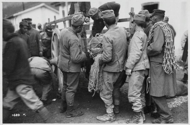 Abruzzo - Sulmona - Fonte d'Amore - campi di prigionia - prigionieri - ceco-slovacchi - pane - 1918 (positivo) di Marzocchi, Luigi (primo quarto XX)