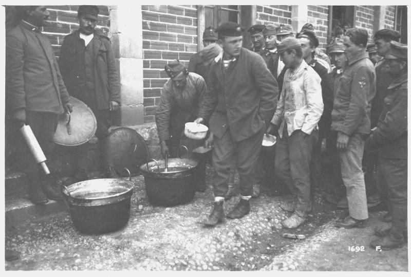 Abruzzo - Sulmona - Fonte d'Amore - campi di prigionia - prigionieri - rancio - cibo - gavette - 1918 (positivo) di Marzocchi, Luigi (primo quarto XX)