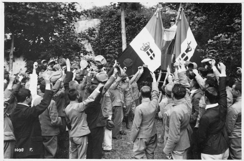 Lazio - Cittaducale - campi di prigionia - prigionieri - ufficiali - rumeni - saluti - bandiere - 1918 (positivo) di Marzocchi, Luigi (primo quarto XX)
