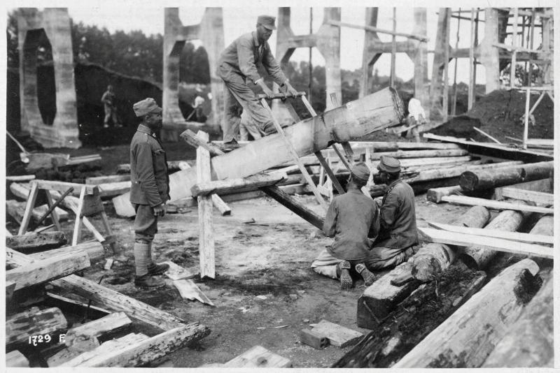 Campania - Valle di Pompei - campi di prigionia - prigionieri - lavori - falegnami - legna - 1918 (positivo) di Marzocchi, Luigi (primo quarto XX)