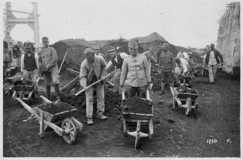 Campania - Valle di Pompei - campi di prigionia - prigionieri - lavori - 1918 (positivo) di Marzocchi, Luigi (primo quarto XX)