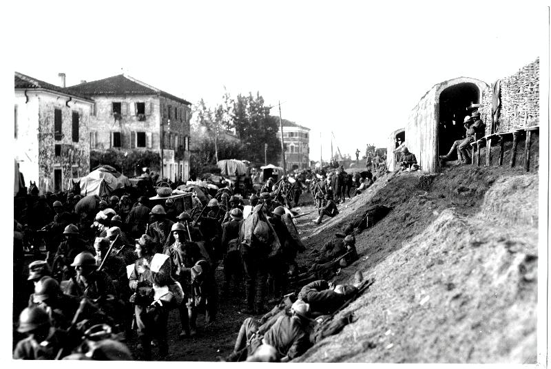 Tagliamento - soldati italiani - trincea - ripiegamento - ritirata - 1917 (positivo) di Marzocchi, Luigi (primo quarto XX)