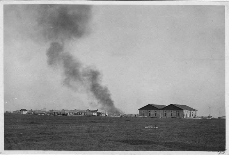 Aviano - campo di aviazione - hangar - incendio - 1917 (positivo) di Marzocchi, Luigi (primo quarto XX)