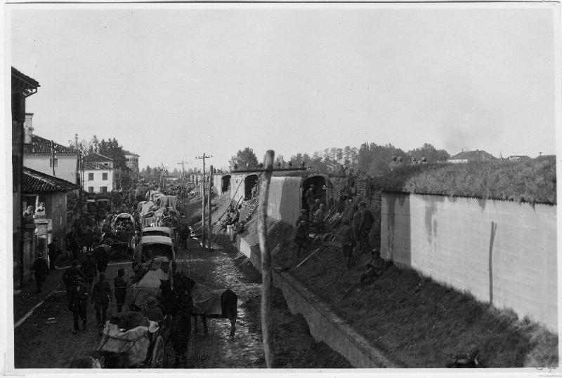 Tagliamento - soldati italiani - trincea - convogli - ritirata - 1917 (positivo) di Marzocchi, Luigi (primo quarto XX)