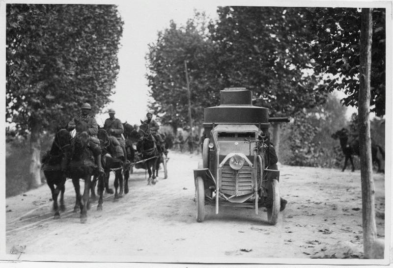 Sacile - soldati italiani - autoblindati - cavalli - strada - ritirata - 1917 (positivo) di Marzocchi, Luigi (primo quarto XX)