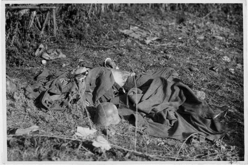 Piave - cadavere - elmetto austroungarico - 1917 (positivo) di Marzocchi, Luigi (primo quarto XX)