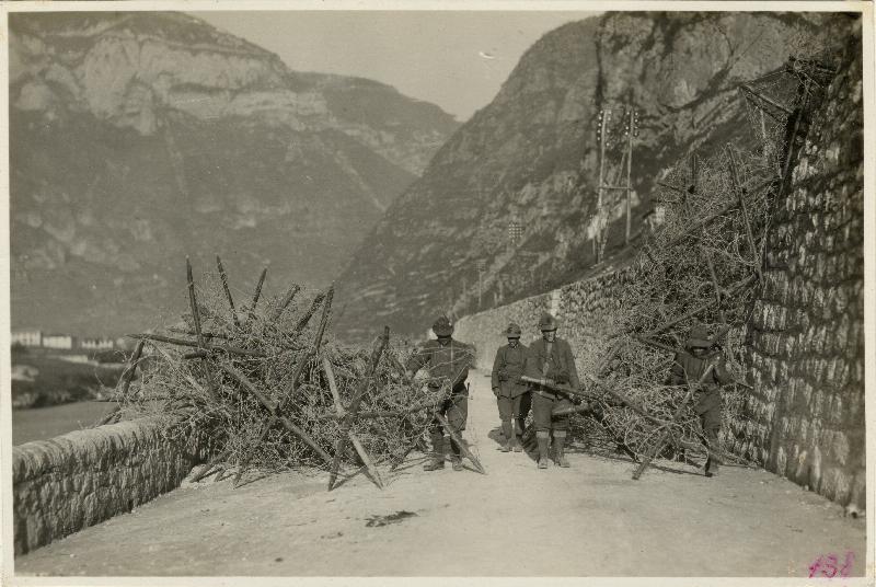 Valstagna - alpini - sbarramenti - strade - 1917 (positivo) di Marzocchi, Luigi (primo quarto XX)