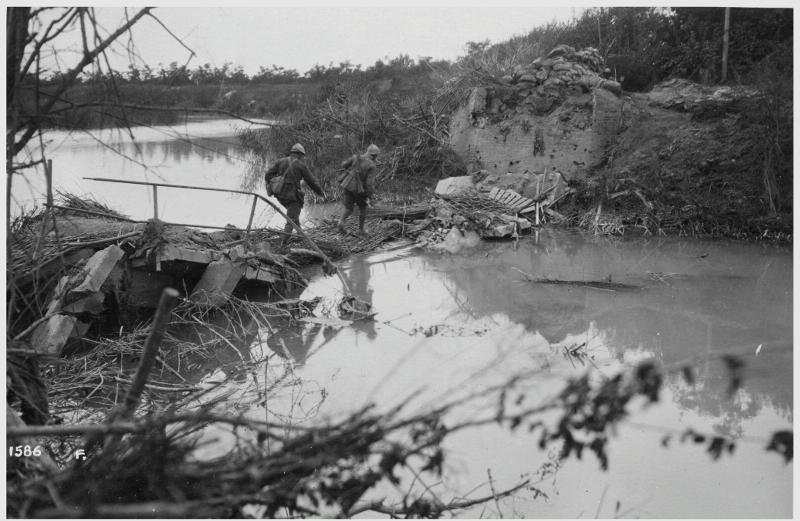 Veneto - Caposile - Piave - passerelle - ponti - macerie - granatieri - portaordini - 1918 (positivo) di Marzocchi, Luigi (primo quarto XX)