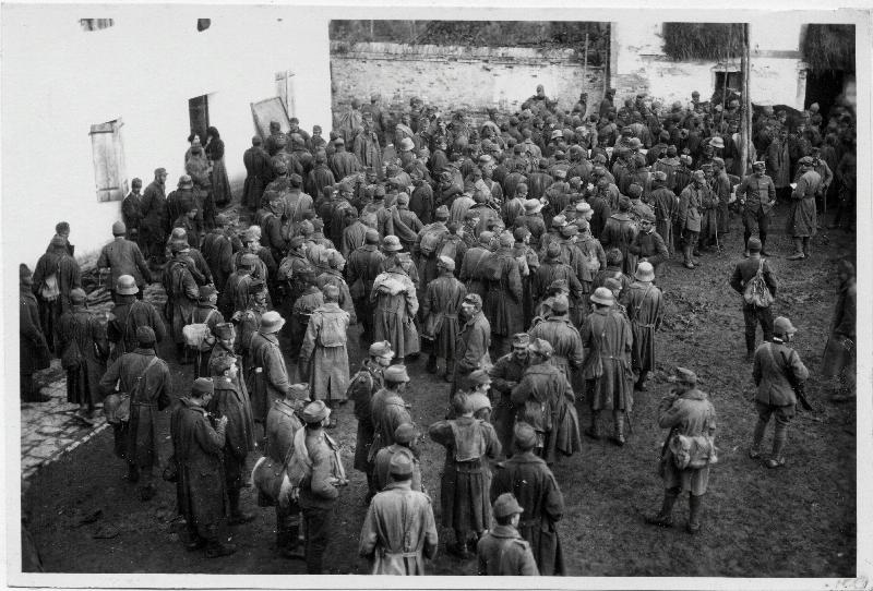 Fagarè - soldati austriaci - prigionieri - 1917 (positivo) di Marzocchi, Luigi (primo quarto XX)