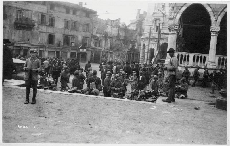 Udine - Piazze - Palazzi - Civili - Soldati - 1918 (positivo) di Marzocchi, Luigi (primo quarto XX)