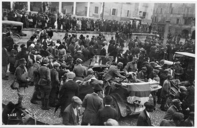 Udine - Piazza Vittorio Emanuele - Civili - Soldati - Manifestazioni - 1918 (positivo) di Marzocchi, Luigi (primo quarto XX)