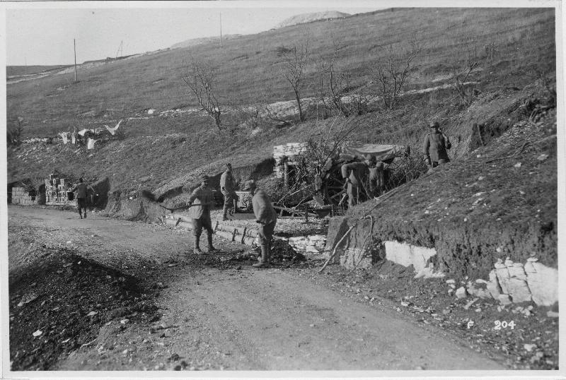 Valstagna - Col d'Astiago - soldati italiani - artiglieria - postazione - 1917 (positivo) di Marzocchi, Luigi (primo quarto XX)