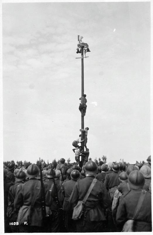 Veneto - Treviso - Brigata Veneto - festeggiamenti - cuccagna - soldati - 1918 (positivo) di Marzocchi, Luigi (primo quarto XX)