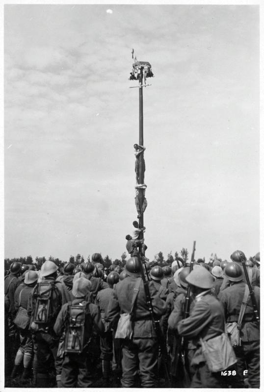 Veneto - Treviso - Brigata Veneto - festeggiamenti - soldati - cuccagna - 1918 (positivo) di Marzocchi, Luigi (primo quarto XX)