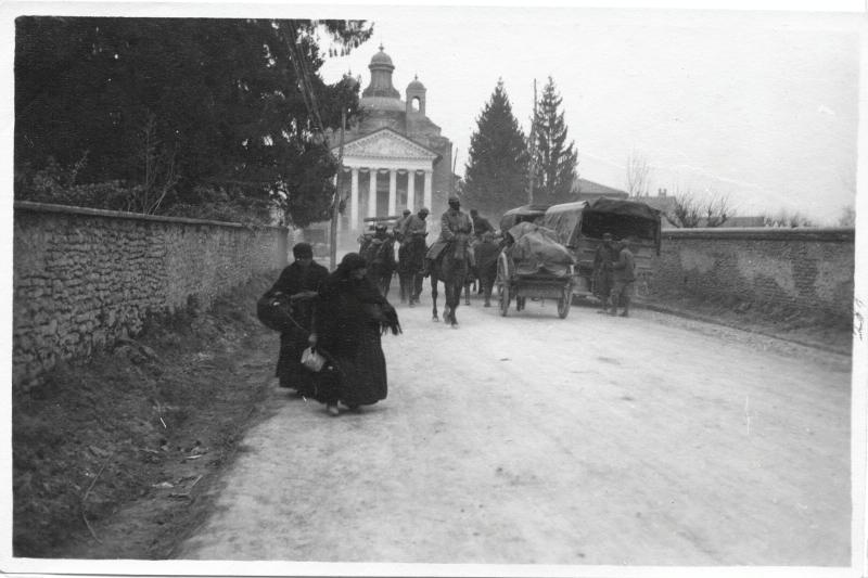 Cornuda - artiglieria francese - profughi - carri - 1917 (positivo) di Marzocchi, Luigi (primo quarto XX)