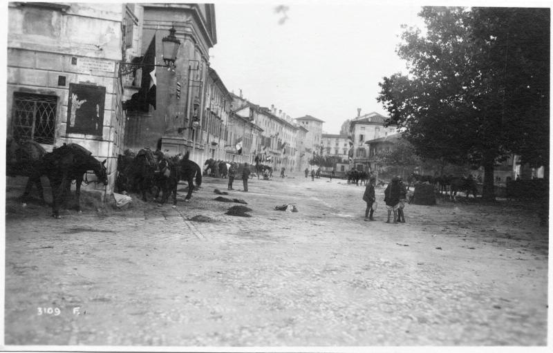 Udine - Civili - Bivacchi - Cavalleggeri - Piazza del Pollame - 1918 (positivo) di Marzocchi, Luigi (primo quarto XX)
