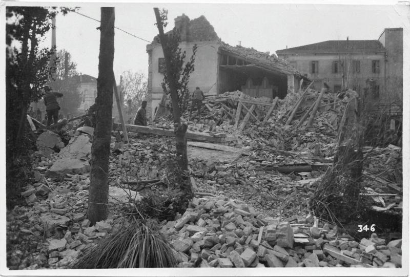 Padova - Piazza Mazzini - rovine - macerie - incursione aerea -1917 (positivo) di Marzocchi, Luigi (primo quarto XX)