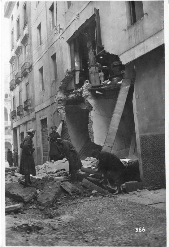 Padova - via Borromeo - macerie - rovine - incursione aerea - 1917 (positivo) di Marzocchi, Luigi (primo quarto XX)