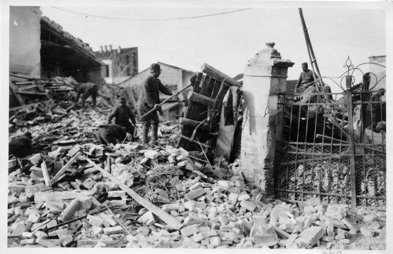 Padova - Piazza Mazzini - macerie - rovine - bombardamento - offensiva aerea - 1917 (positivo) di Marzocchi, Luigi (primo quarto XX)